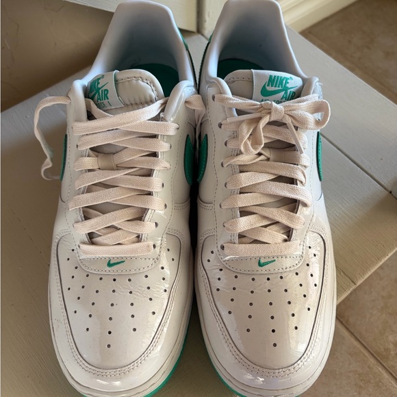 Nike AirForce 1 White and Green Low-Top Sneakers - Picture 14 of 14